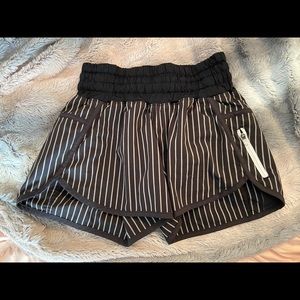 UPDATE - SOLD - LULULEMON TRACKER SHORT 4”